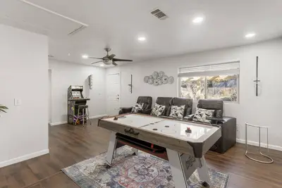 Image de Gameroom/Theatre room-7 Tv's-6 Beds-Spacious Kitchen-Air Hockey-PingPong-Arcade