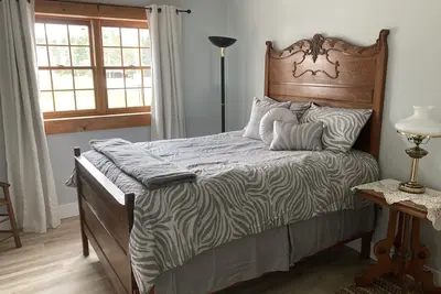 Image de Cozy apartment that’s conveniently located just on the edge of town.