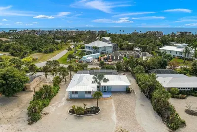 Image de Make memories in this cozy Sanibel home, steps from the beach.