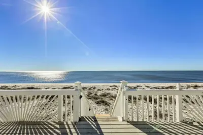 Image de Beachfront! With beautiful views indoors and outdoors!