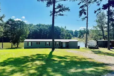 Image de Cozy lake retreat, renovated single wide on lake Norman