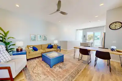 Image de Charming Dog Friendly Duplex, Quick Walk to Beach + Cb Greenway, Quiet Neighborhood, Fenced