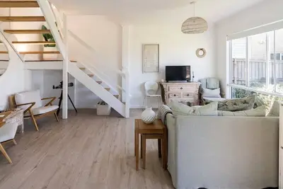 Image de 30 seconds to beach. Updated 1970s beach house