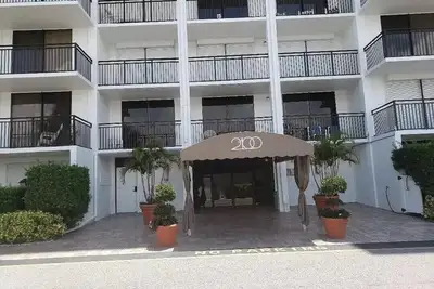 Image de Luxury at CoCoa Beach, scottFl. com Secured entry, heated swimming pool and beach