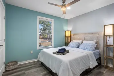 Image de 7br/4ba • Sleeps 16 • Pet Friendly + Parking
