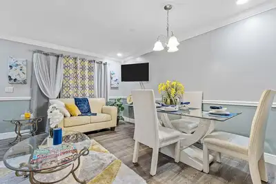 Image de 🌟Beach Retreat in Downtown Delray🌟King Bed 🌟Fast Wi-Fi🌟 Free Parking🌟