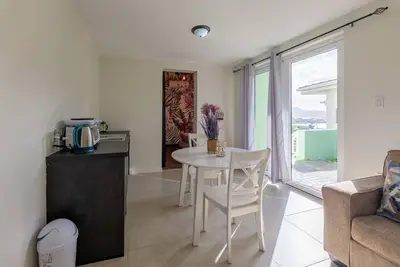 Image de \"Birds of Paradise\" 1 Bdrm stylish condo!