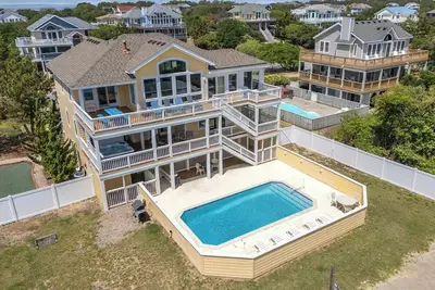 3Min Walk to Beach, Pool and Hot Tub!