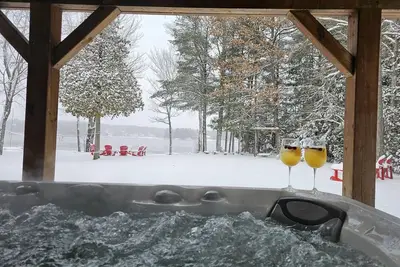 Image de Escape to the Lake-7bedroom waterfront cottage w\/ hot tub in Muskoka.
