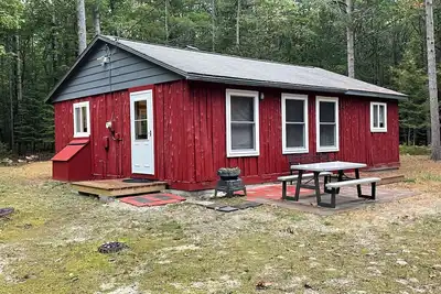 Image de Island Getaway! Nestled in the woods with easy access to sandy beach