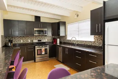 Image de Large duplex w/6 bedrooms, 4 baths, 2 living rooms, washer/dryer. Pet friendly!