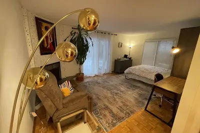 Image de Sunlit Garden-View Studio Oasis on the Main Floor - A Serene Retreat
