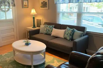 Image de Private Beach Cottage-5 minute walk to the sand! Private fenced in yard.