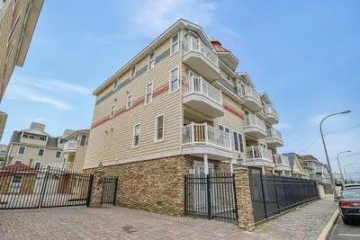 Image de Steps from the famous Seaside Heights boardwalk beach! Family-sized townhouse. \n