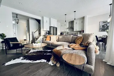 Image de Luxury Retreat backing to a Park with Spray Park
