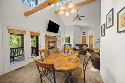 Image de Relaxing mountain retreat experience in this large cozy townhome. Forest Access