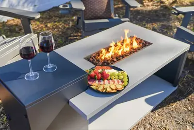 Image de Firepit, Outdoor Dining, Bbq + Fully Fenced Yard!