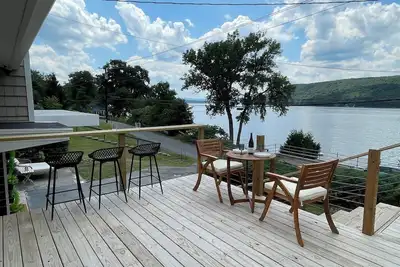 Image de Remodeled family cottage with lake views close to wineries, hiking & tons more