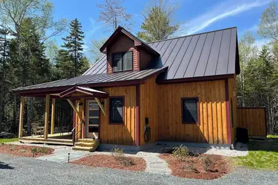 Image de Cozy cabin nestled in the woods, 5 minutes to Sunapee Mountain & lake!