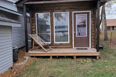 Image de Tiny house on the lake With a seventy five inch t v free internet walk shower