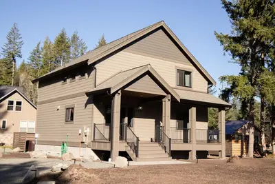 Image de New Cozy 8 Person cabin walking distance from Downtown Packwood!