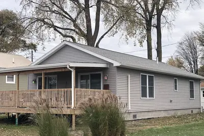 Image de New! 30 seconds from couch to shore, covered front porch w/sunset water views.
