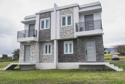 Modern, centralTownhouse with free parking. Not child or pet friendly