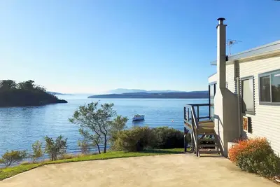 Surveyors Cottage - 40 steps to the beach