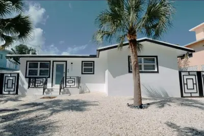 Image de Seaside Sunrise. Newly remodeled waterfront.