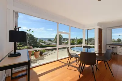 Image de Panoramic water views, sunny and private - walk to beach, cafes and shops