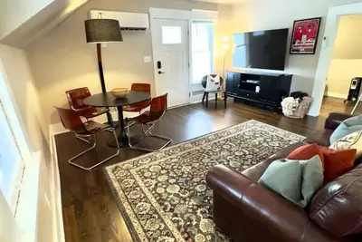 Image de The Heights Loft, 5 minutes from downtown, Fresh Coffee and two Plush Queen Beds