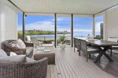 Image de Stunning water front location offering perfect blend of Beach & Coastal charm. \n