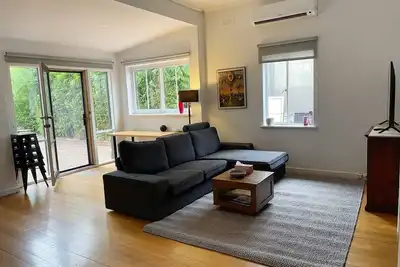 Image de 2 bedroom Art Deco Light filled Home!
