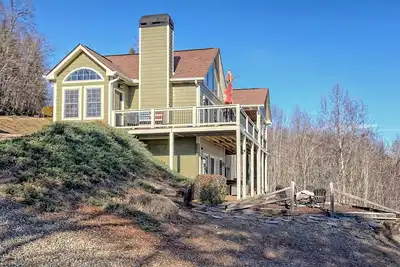 Image de The Overlook - by Chatuge Home Concierge<br>Awesome lake and mountain views, fire pit, hot tub, gas grill