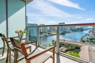 Image de Waterfront Views - Walk To The Beach