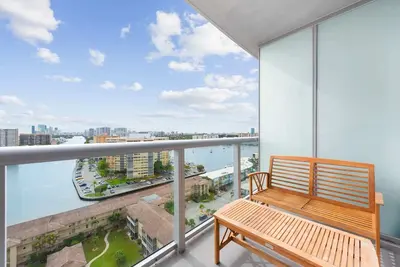 Image de Captivating Balcony Views -Walk to the Beach