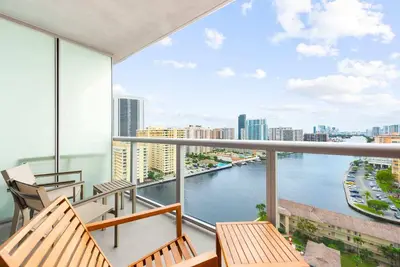 Image de Captivating Balcony Views -Walk to the Beach