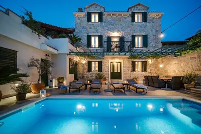 Image de Villa Filipetti in Makarska center, 4 en-suite bedrooms<br>charming stone house, heated private pool, 600m from the beach