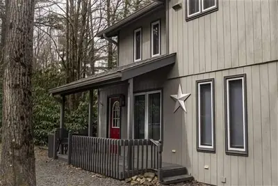 Image de Lakefront! Large lakefront home, familyroom, sunroom, with decking to enjoy the view!