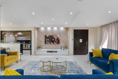 Image de Spacious apartment with pool and scenic city views\n\n