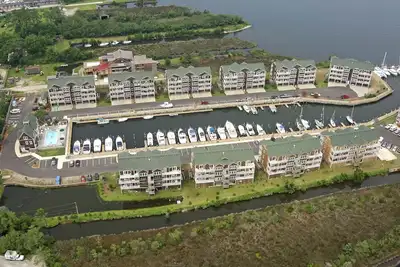 Image de Stylish Waterfront/Marina Condo