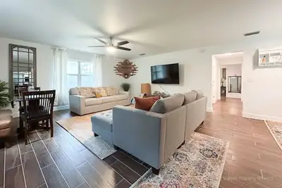 Image de 3\/2 Uf 5-Acre Wooded Paradise Retreat - Family-Friendly!
