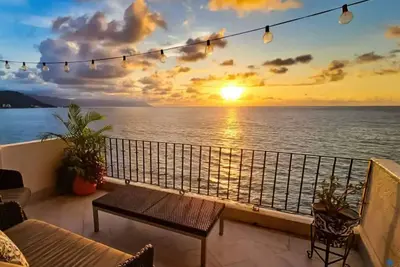 Image de Amazing Beachfront Condo at Solamar. Gourmet kitchen and huge windows for views!