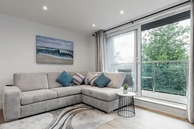 Image de Stylish town centre apartment, with parking, 10 minute walk to beach