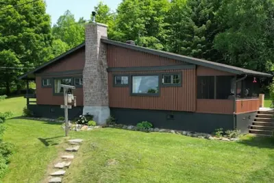 Image de chalet en bois rond authentique et rustique, idéal pour profiter de la nature