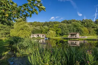 Image de 2 x Luxury Lakeside Eco Lodges with boat, 4km of walkways & lots of wildlife. \n\n