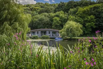 Image de 3 bed Lakeside Eco-Lodge with boat, 4km of walkway & watch the steam engines. \n\n
