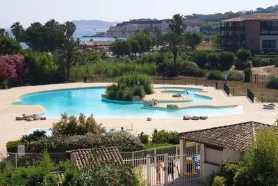 Image de Appartement refait Ă neuf en bord de plage/piscine