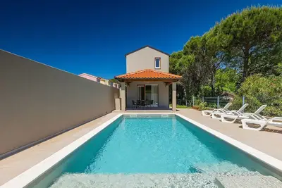 Image de 250 mètres de la plage avec piscine privée, Bbq, climatisation