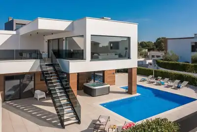 Image de Villa de luxe avec piscine privée, jacuzzi, sauna, vue sur la mer